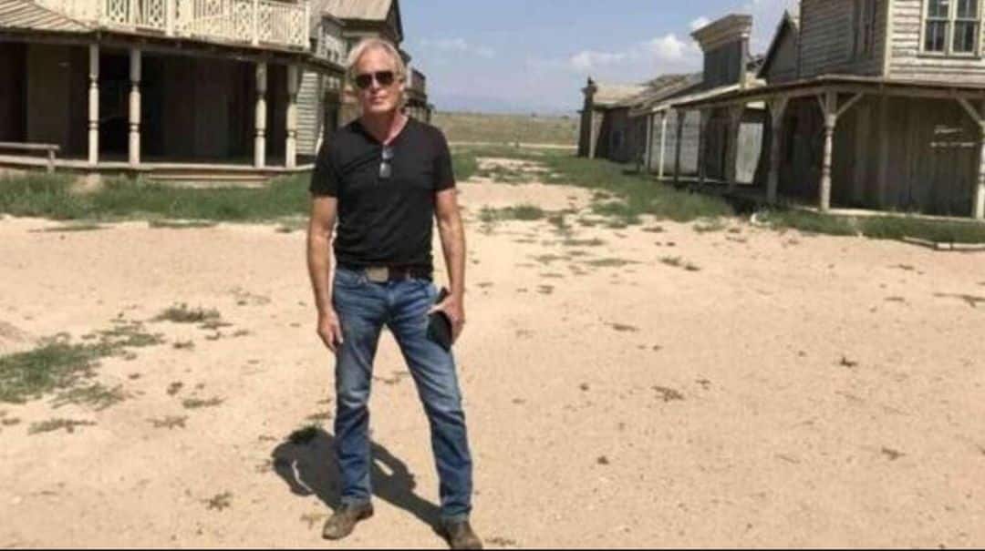 Rompió el silencio el asistente que le entregó el arma a Alec Baldwin en el set de “Rust”