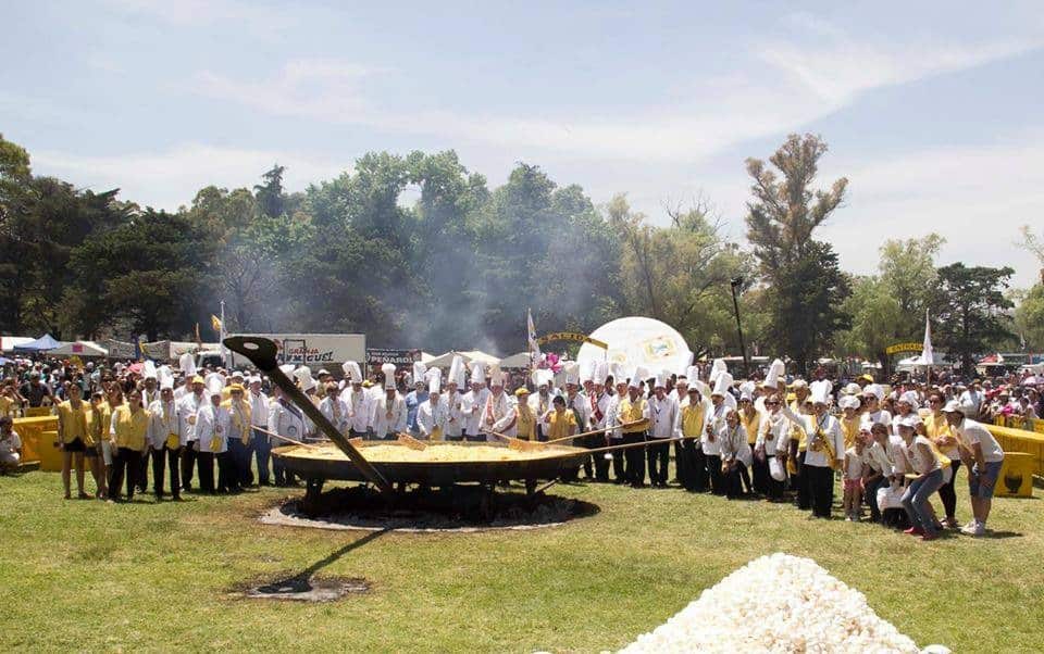 Pigüé se prepara para la fiesta de la Omelette Gigante