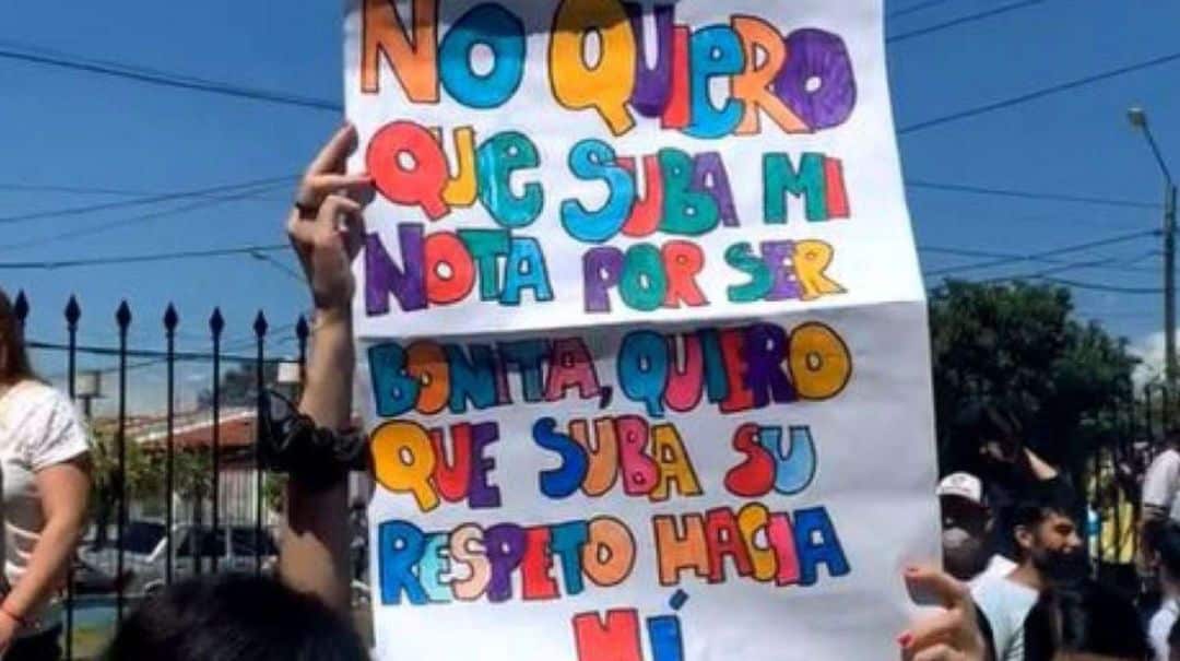 “Seamos amigos con derechos”: la aberrante condición de un profesor acosador para subirle las notas a una alumna