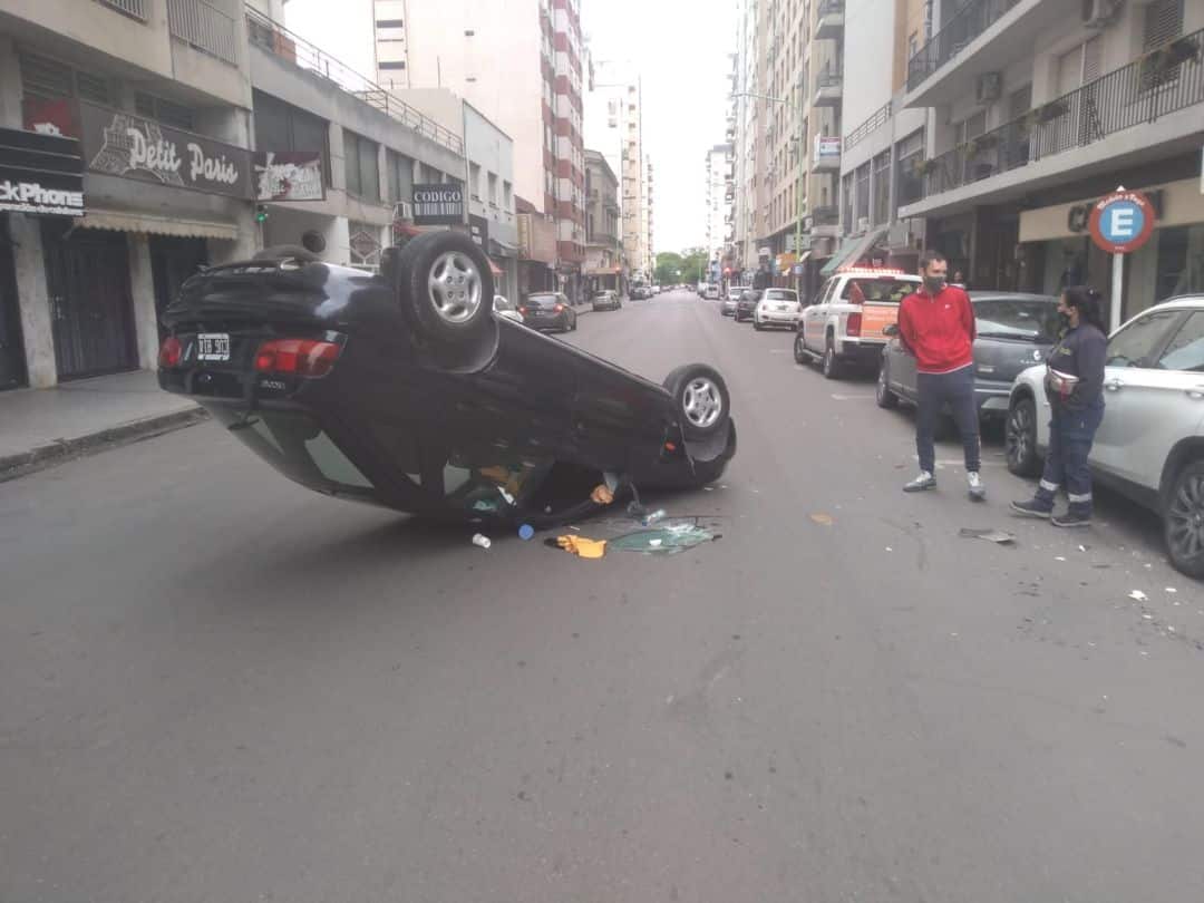 Un auto volcó en pleno centro de la ciudad