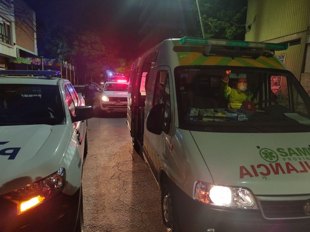 Se prendió fuego un comercio y un hombre sufrió una intoxicación cuando intentó sofocar las llamas