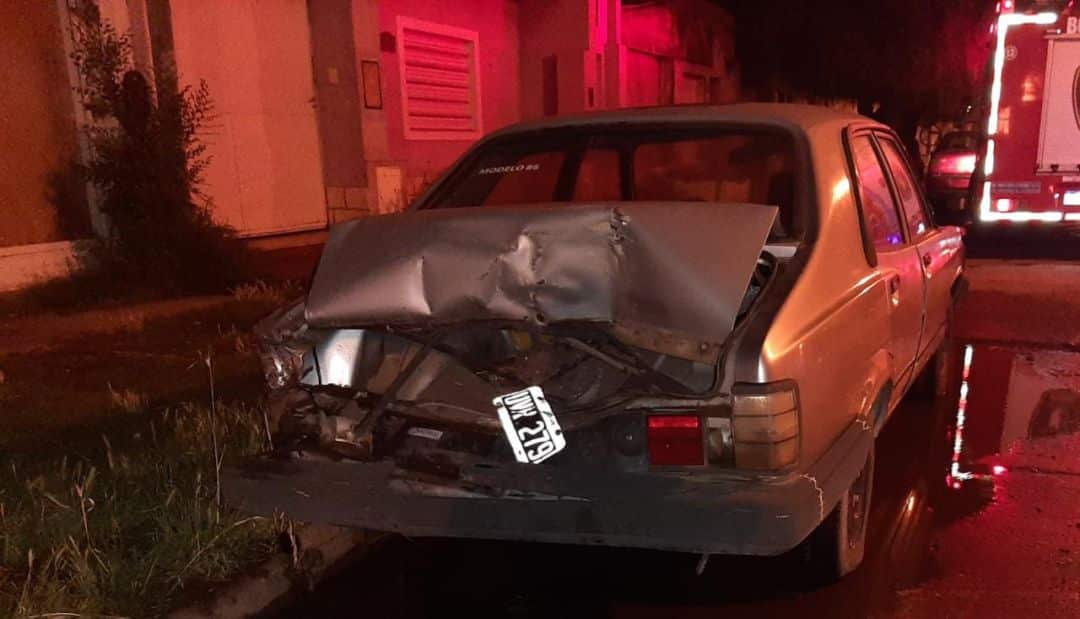 Chocó dos autos estacionados, escapó y abandonó en el lugar del accidente a su mujer y sus dos hijos