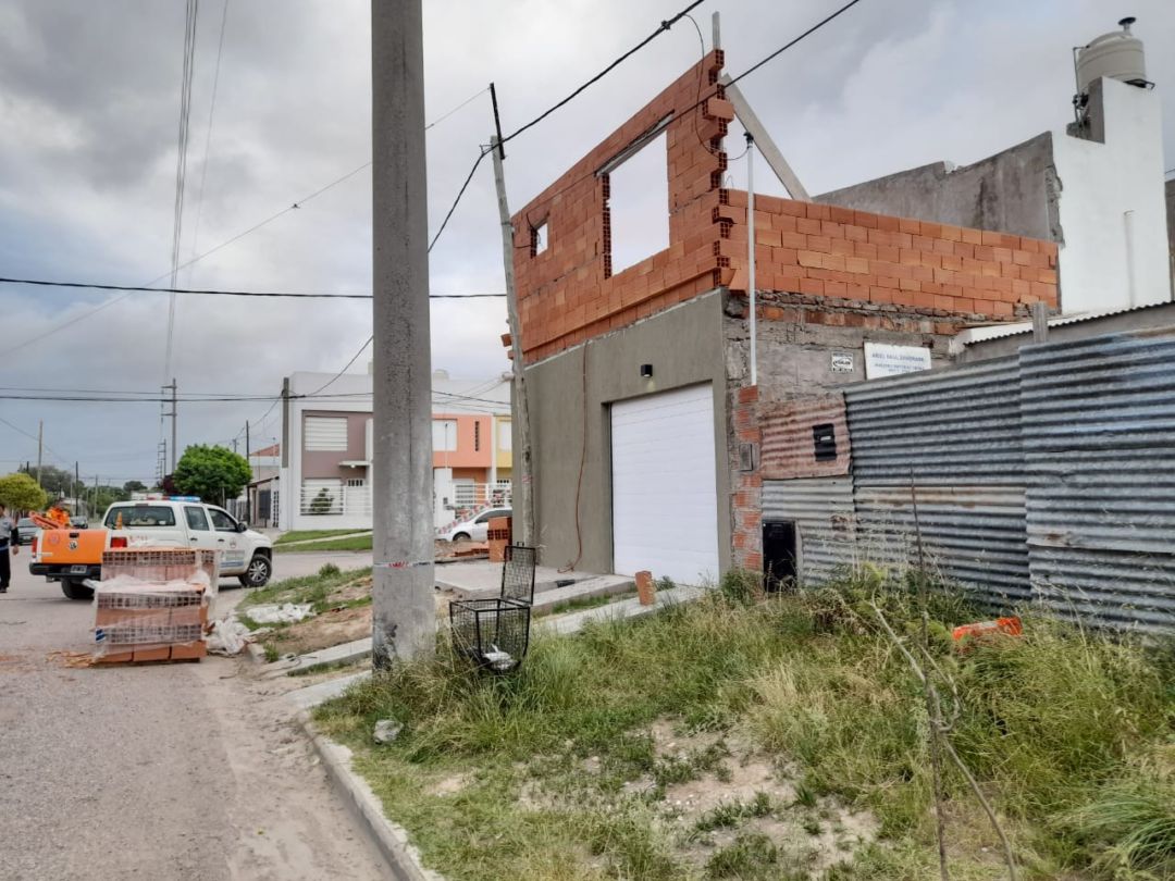 Por el fuerte viento, cayó una pared desde un primer piso