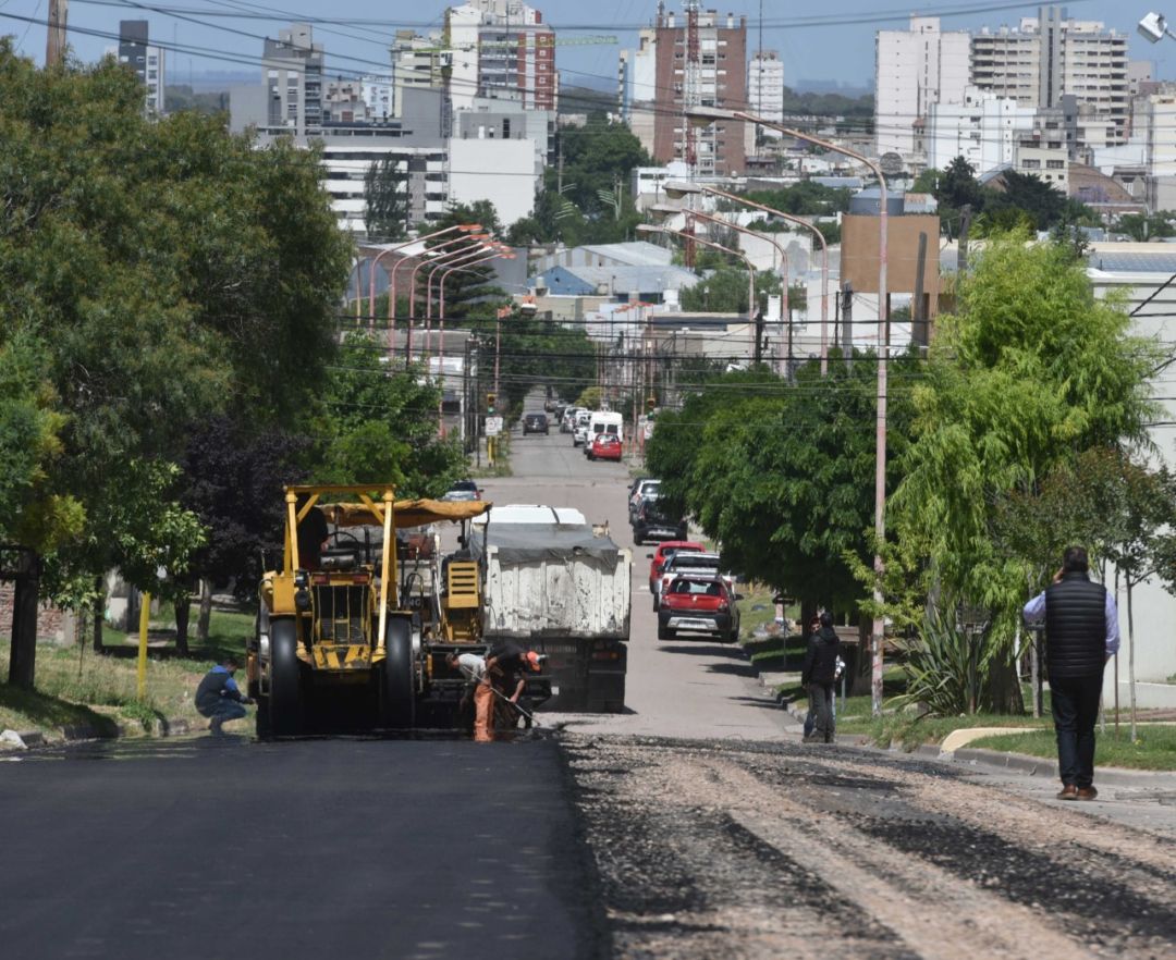 El intendente recorrió trabajos de pavimentación en calles Yapeyú, Parera, Tres Sargentos y Rojas