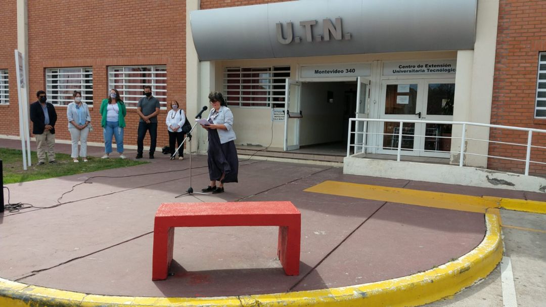 Inauguraron un banco rojo en la UTN como símbolo de la lucha contra la violencia de género