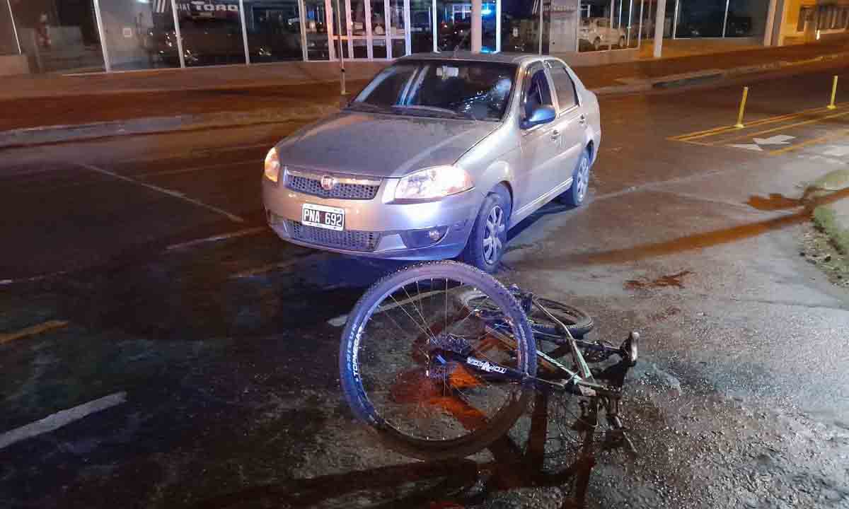 Una ciclista chocó con un auto y terminó hospitalizada