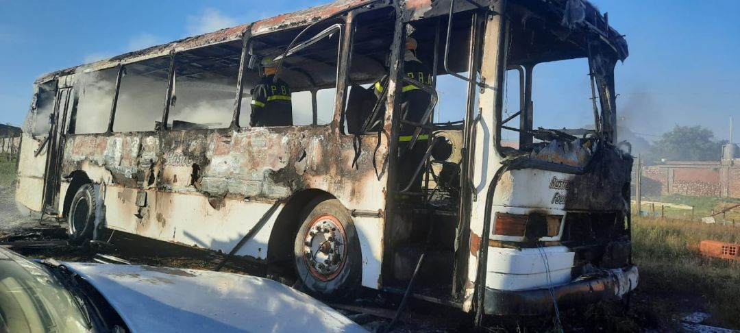 Una familia que vivía en un colectivo perdió todo en un incendio