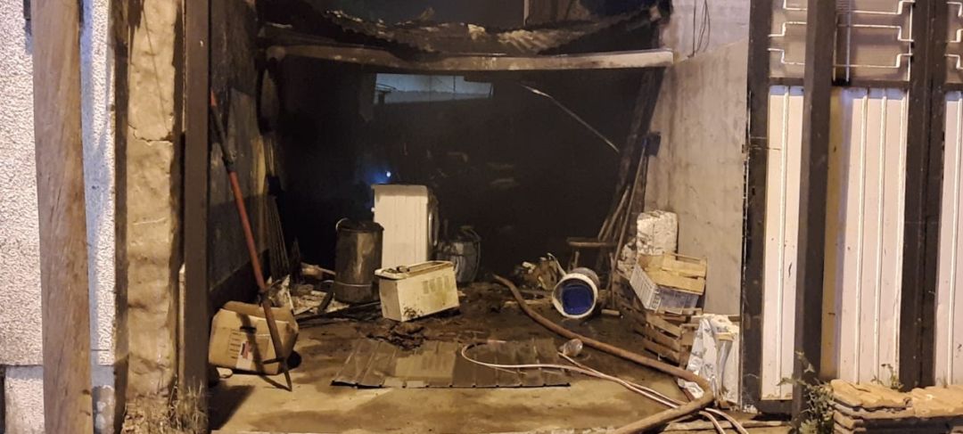 Cocinaban en un chulengo y se prendió fuego el garaje