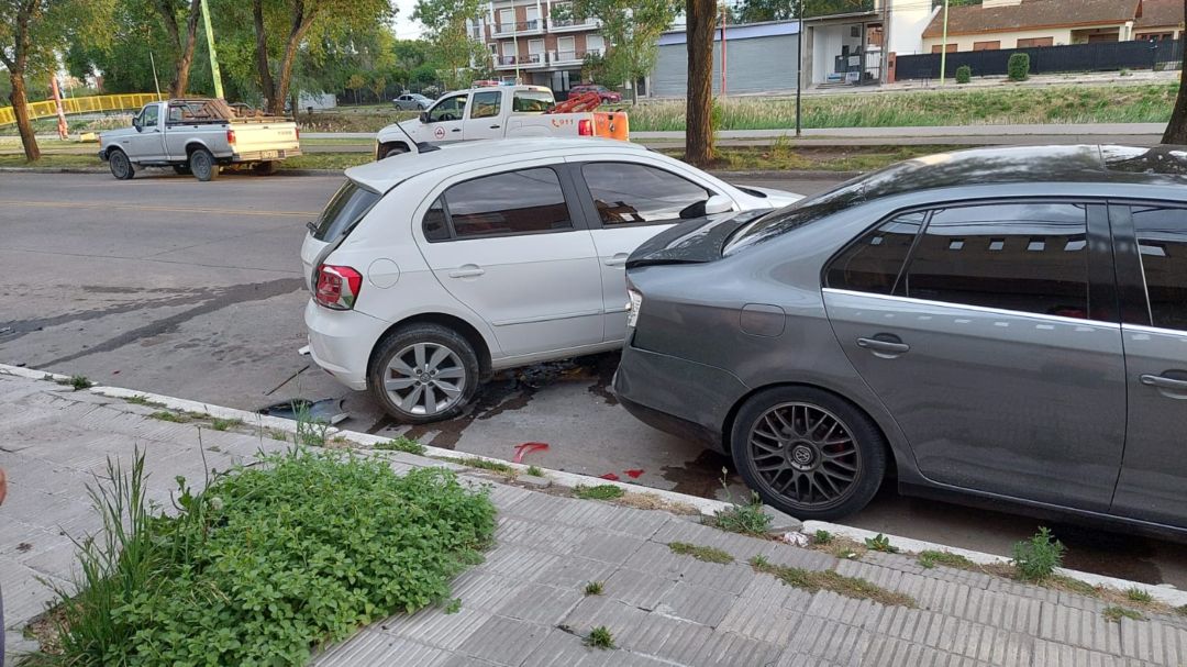 Corría picadas, chocó contra un auto estacionado