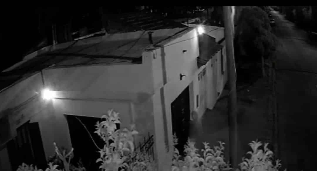 Las cámaras captaron a delincuentes abriendo a patadas el garaje de una vivienda