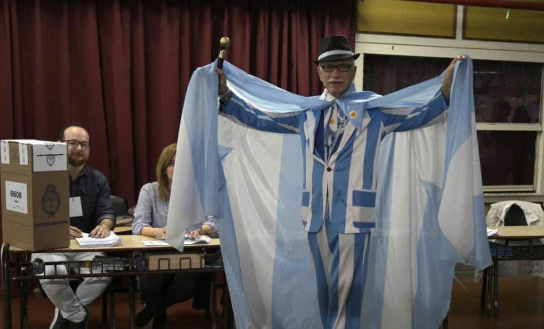 El más argentino: así fue a votar el sastre Jorge Williams en las elecciones 2021