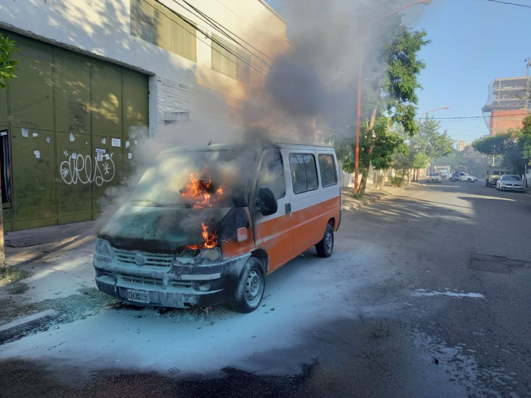 Se prendió fuego un transporte escolar