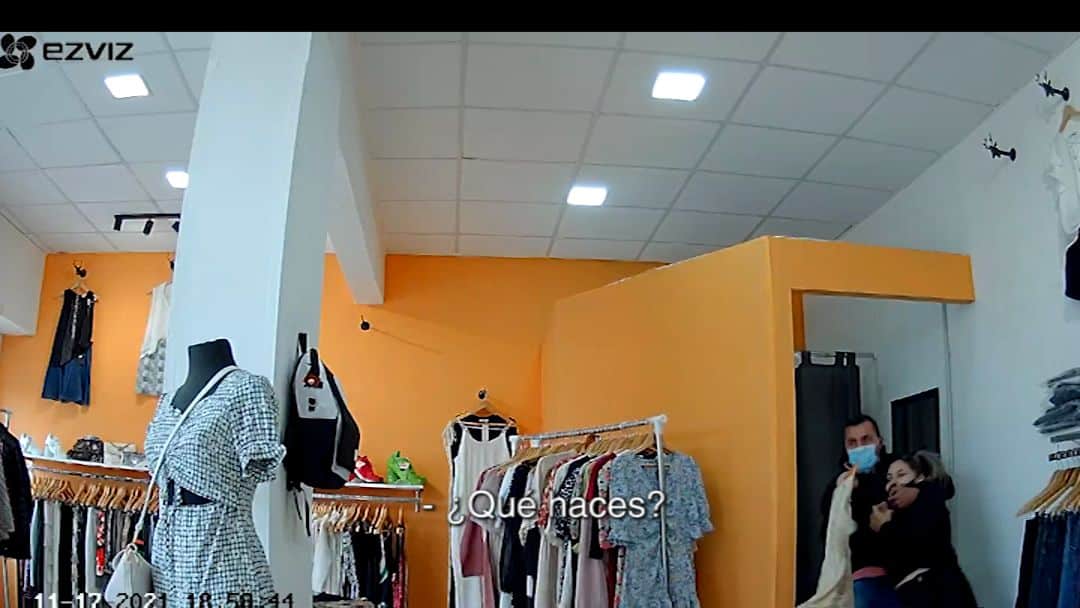 Así robó en un local de ropa: amenazó a la empleada con un arma y quedó filmado