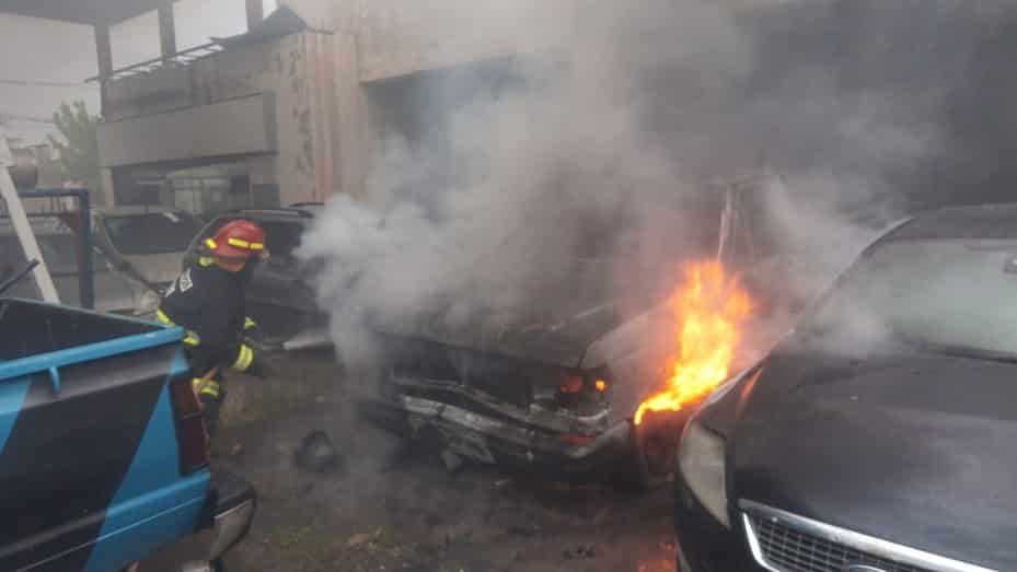 Incendiaron cinco vehículos en un depósito del barrio Noroeste