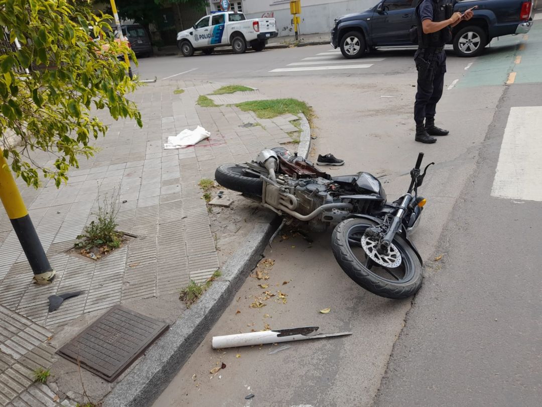 El motociclista que chocó en Castelli y Gorriti sigue en grave estado