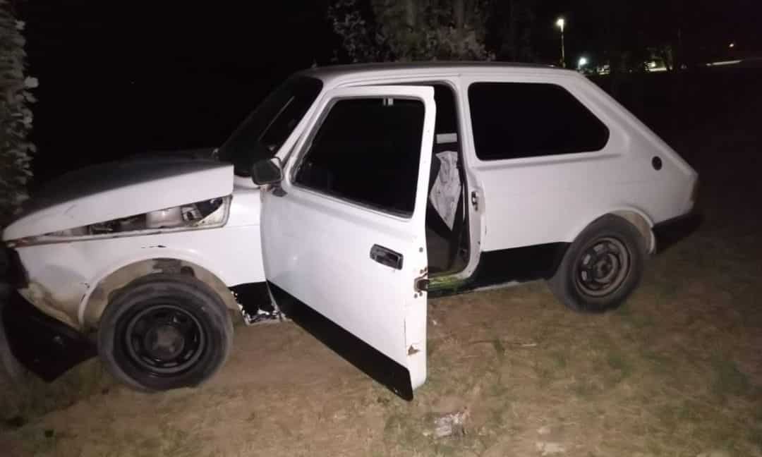 Le robaron el auto, lo chocan contra un taxi y terminó incrustado en un árbol