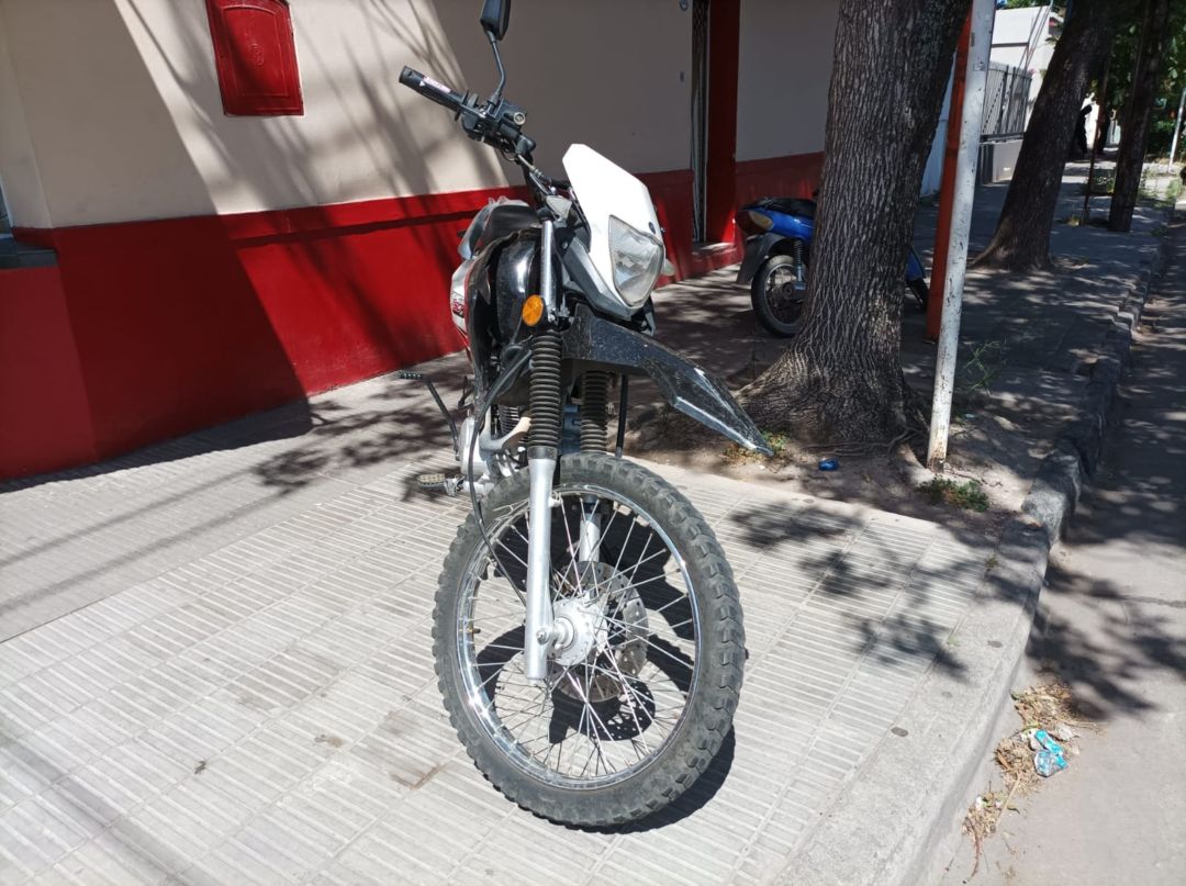 Motociclista alcoholizada embistió un colectivo e hirió a una pasajera