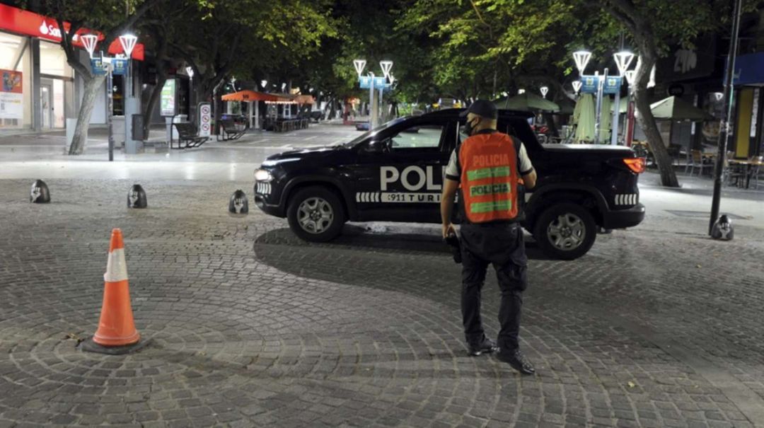 “Dame los dólares”: una mujer fue interceptada en la calle, le sacaron a su bebé de los brazos y le dieron una paliza