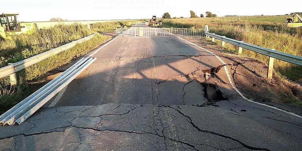 Se continúan trabajos sobre un puente desmoronado