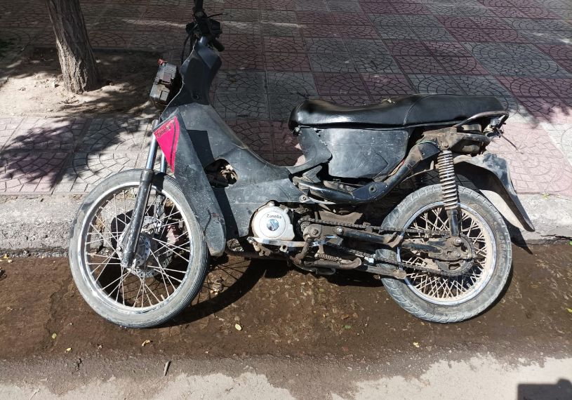 Un hombre resultó con fractura tras un choque entre una moto y una Trafic