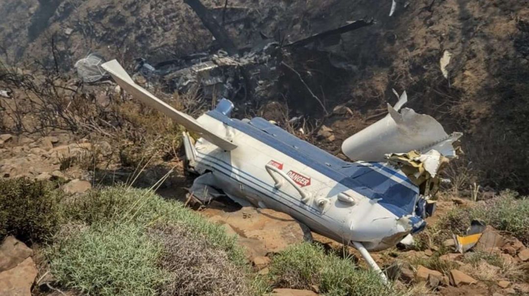 Las imágenes de cómo quedó el helicóptero que cayó en la Patagonia mientras combatía el incendio forestal