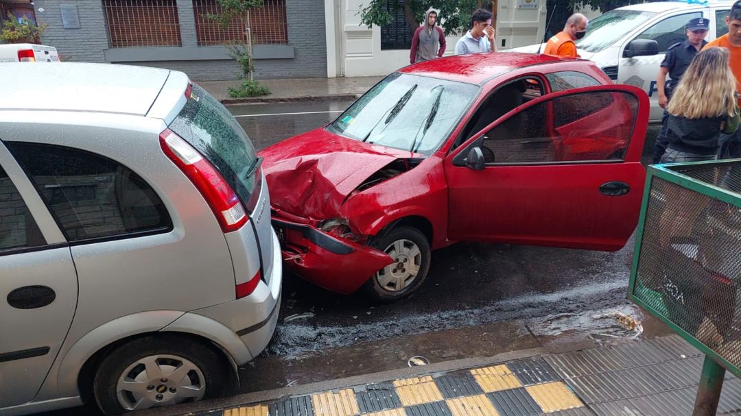 Alcohol al volante: manejaba alcoholizado y chocó contra un auto estacionado