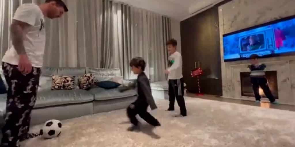 El video de Lionel Messi con Thiago, Mateo y Ciro: fútbol en el living con lujos y patadas