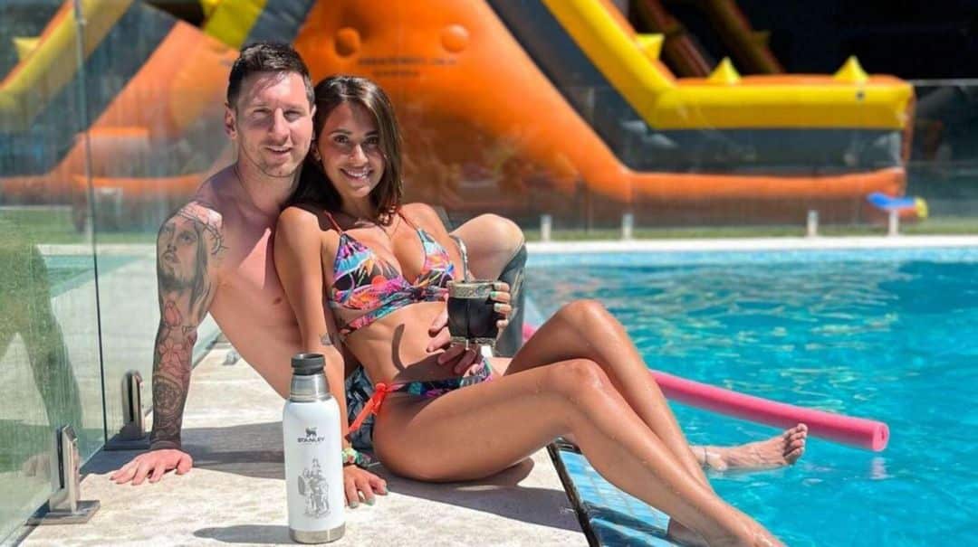 Lionel Messi y Antonela Roccuzzo inauguraron la temporada de pileta en Rosario con una sesión de fotos