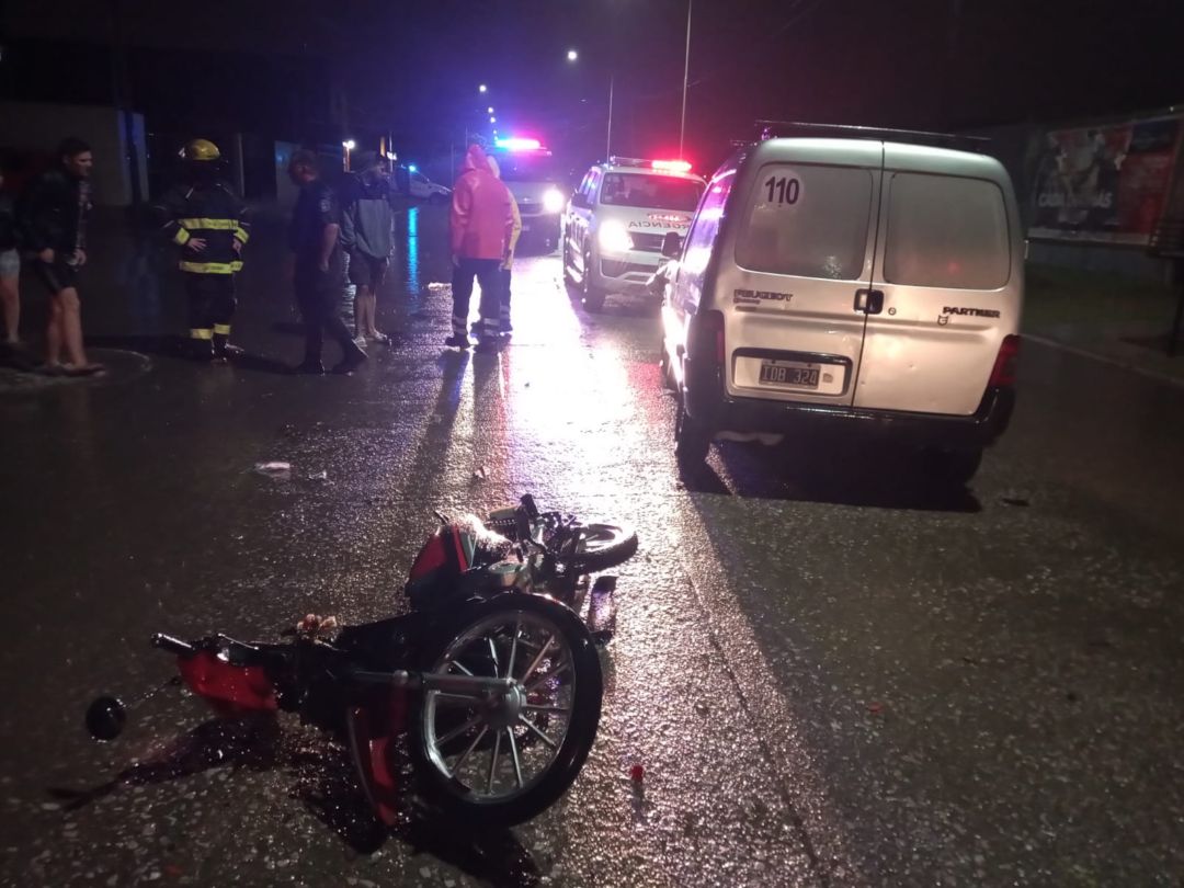 Chocó contra un auto y fue trasladada en código rojo al hospital