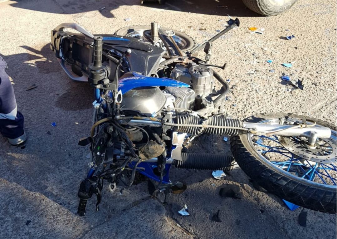 Chocó contra un auto y quedó inconsciente
