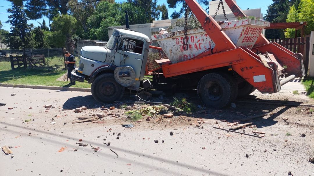Un camión se partió al medio cuando circulaba por el barrio Patagonia