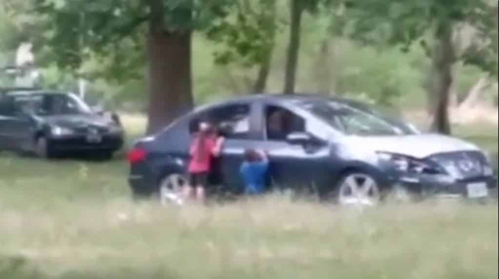 Bajaron a sus hijos del auto para tener sexo y terminaron detenidos: qué va a pasar con los nenes