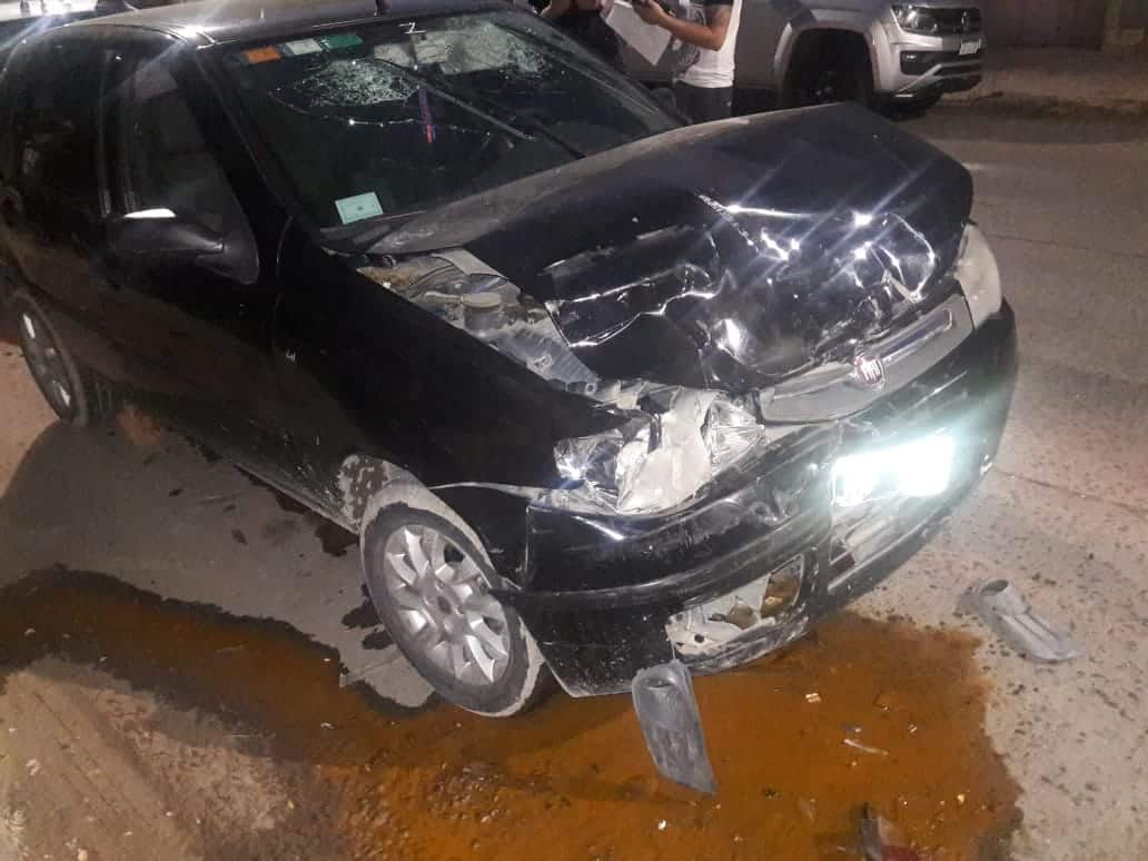 Alcoholizado chocó contra un auto estacionado