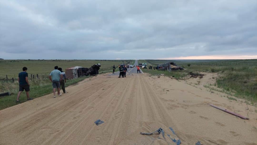 Tras un choque, volcó un camión en la Ruta 35