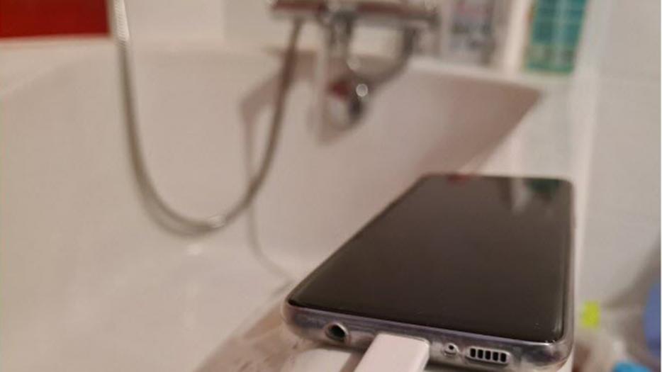 Francia: una adolescente murió electrocutada tras caer su celular en la bañera