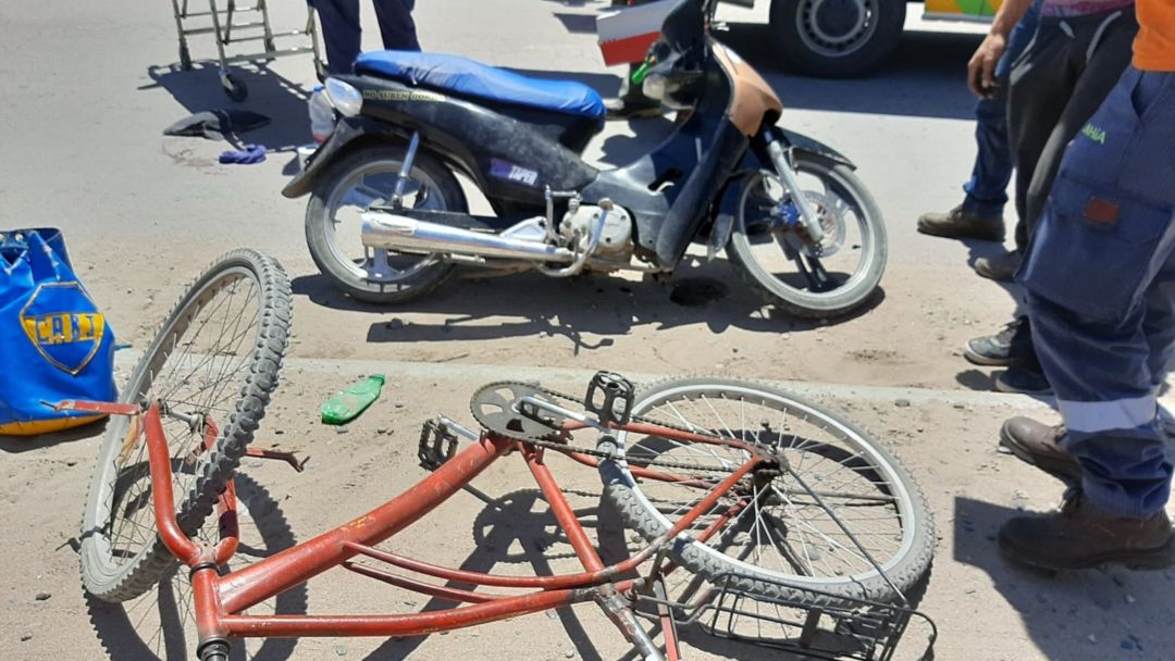 Chocaron una moto y una bicicleta