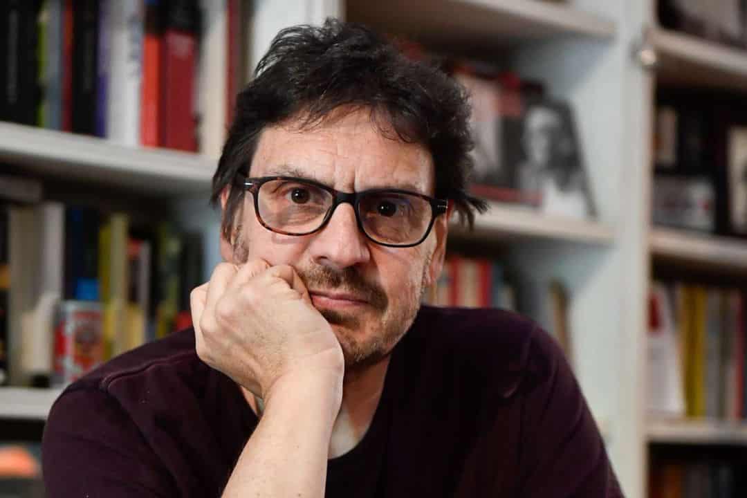 Quiso pedir turno con el jardinero, pero por error le mandó un mensaje a Felipe Pigna: lo compartió en redes y estallaron los comentarios