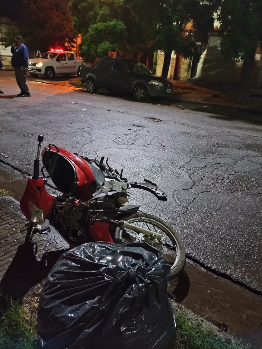 Internado grave tras chocar contra una camioneta estacionada
