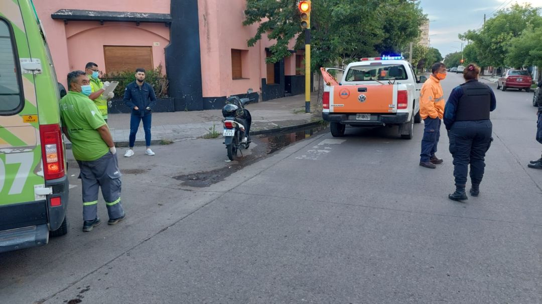 Motociclista alcoholizado chocó, abandonó a su acompañante y huyó