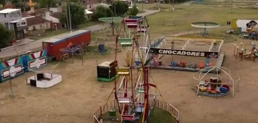 Un papá y su hijo cayeron al vacío de “La vuelta al Mundo” en un parque de diversiones de José C. Paz: están graves