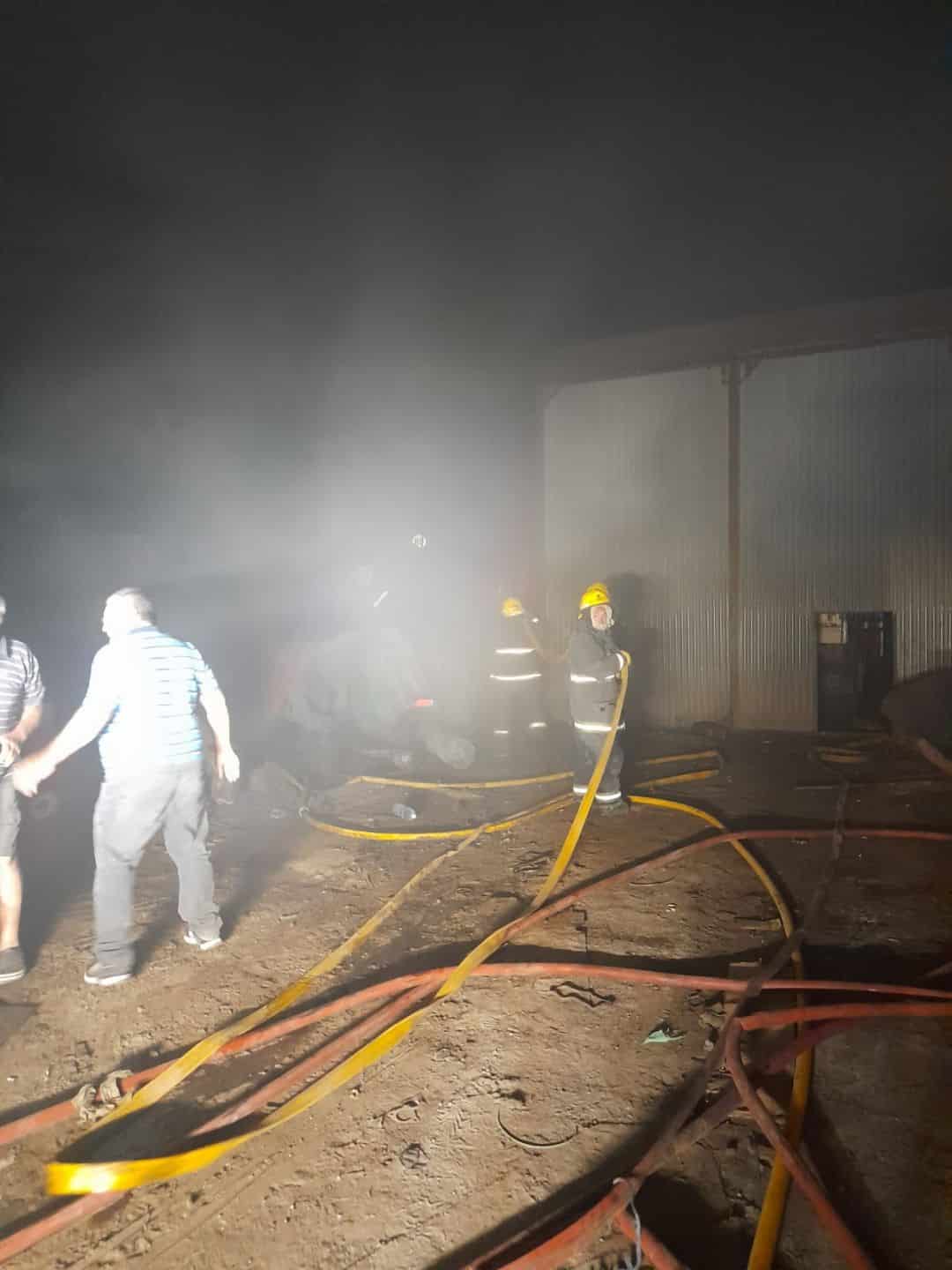 Se prendió fuego un taller mecánico