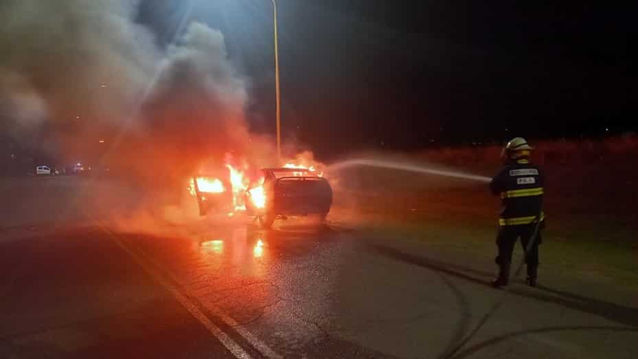 Compró un auto y horas más tarde se le prendió fuego