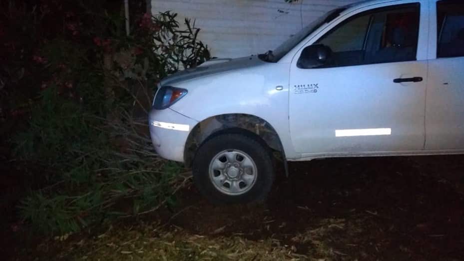 Barrio Patagonia: chocó su camioneta contra una casa y la dejó abandonada