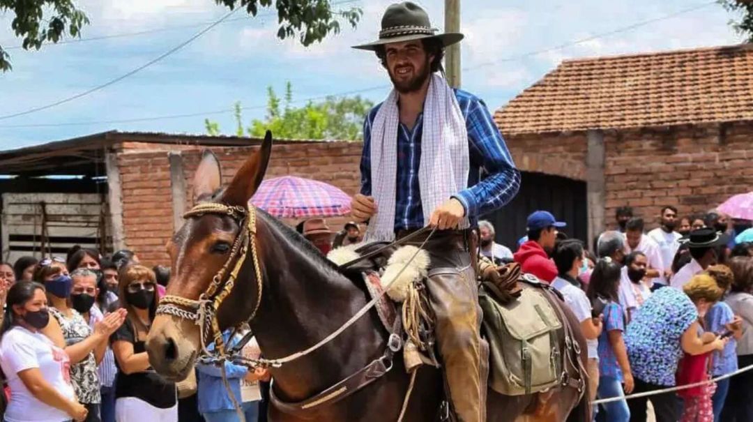 Un hombre viajó 8 mil KM en mula para ir al festival de Jesús María: pasó por cinco países