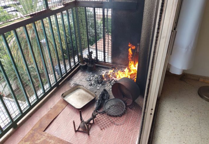 Fuego en el balcón de un edificio
