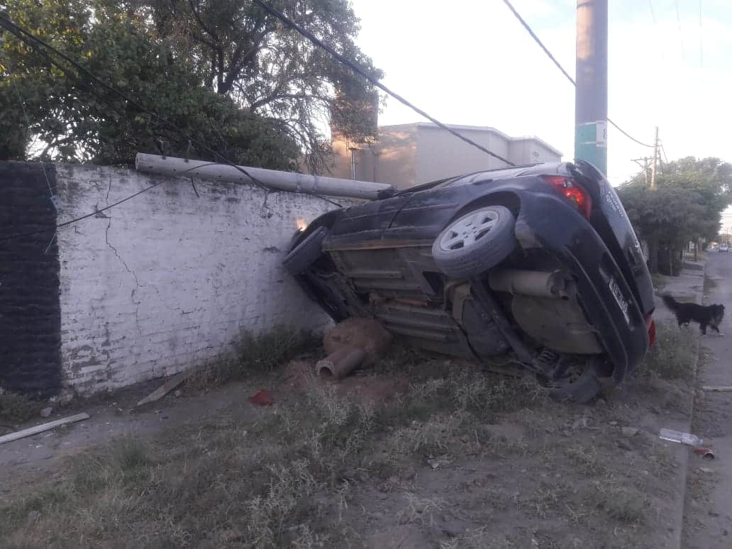Chocó su auto contra un paredón en Maipú y Necochea