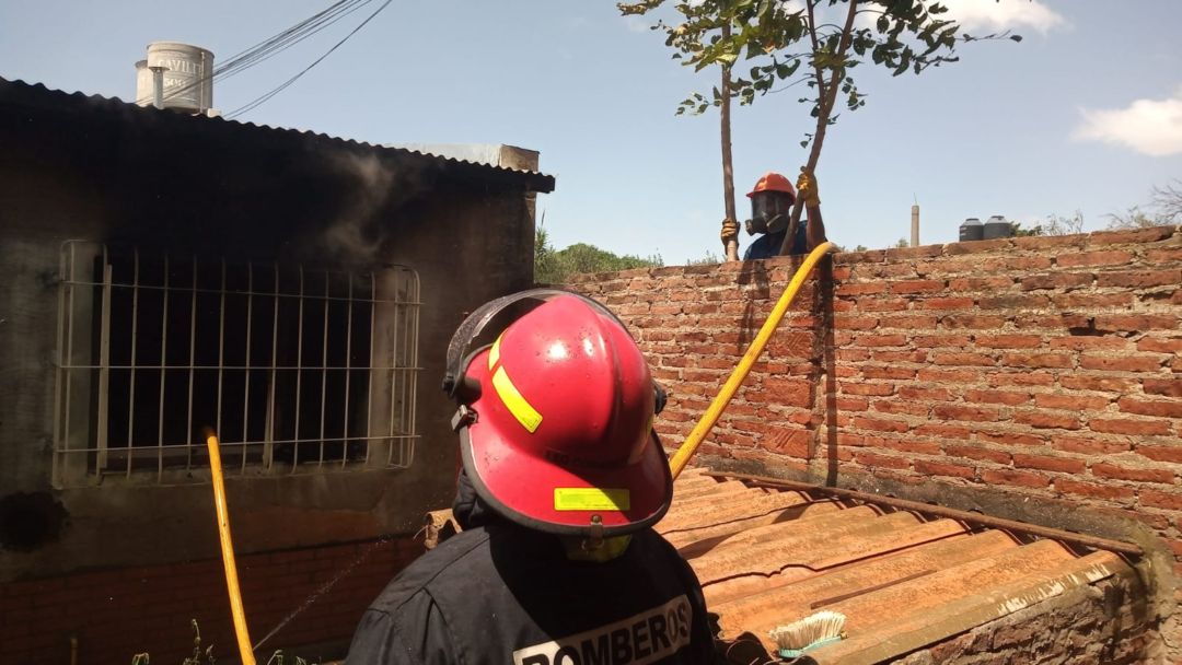 Se incendió la habitación de una vivienda y evacuaron a una mujer y su hija