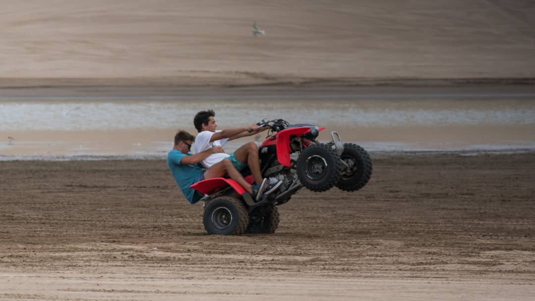 Buscan regular la circulación de cuatriciclos en la playa