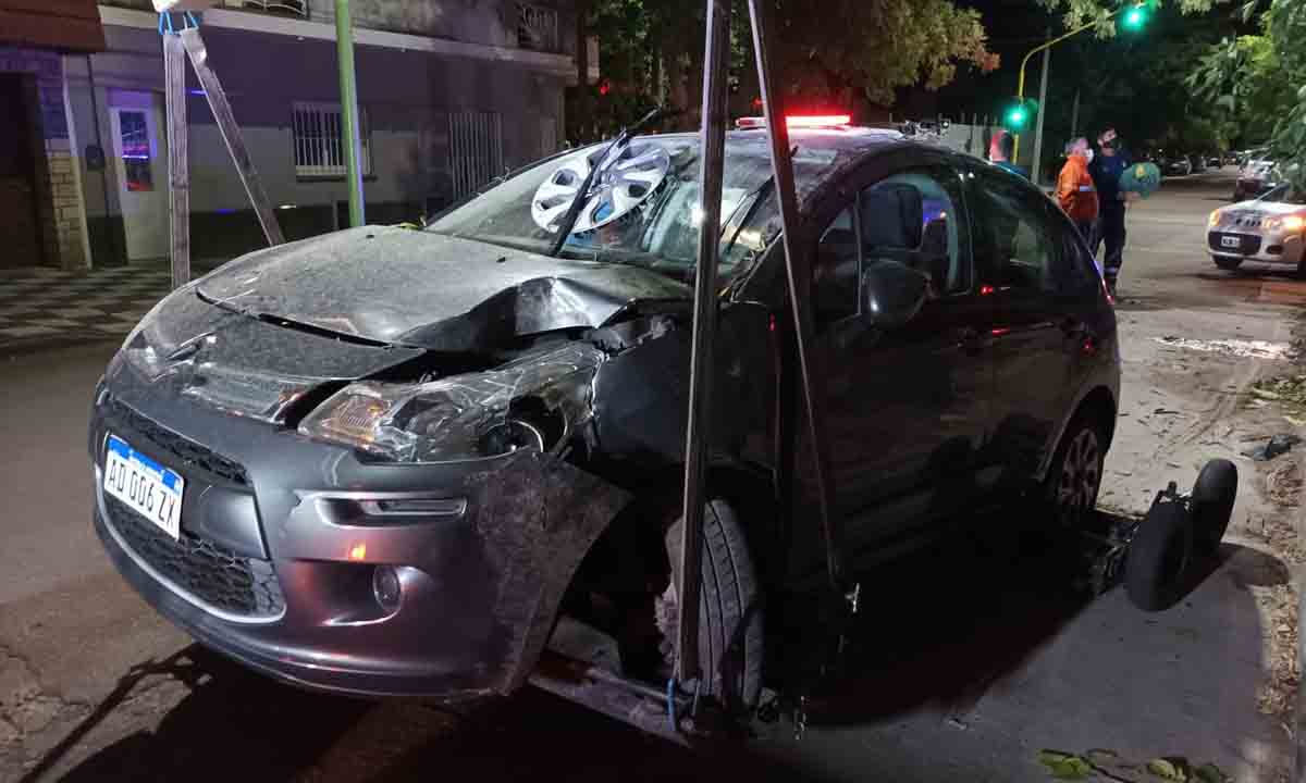 Chocó su auto contra un árbol y lo dejó abandonado