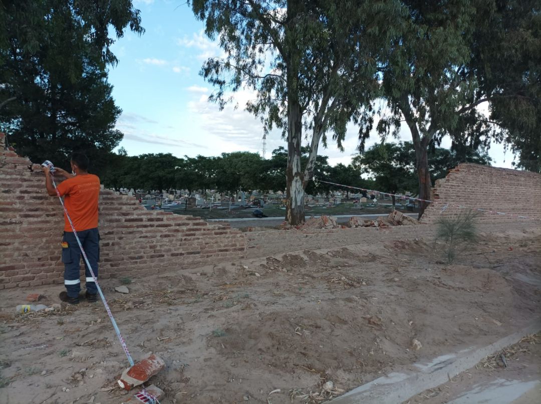 Chocaron y destruyeron un paredón del cementerio.